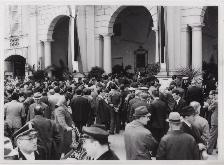 Gattatico-Reggio Emilia, 27-30 marzo 1970, Funerali di Alcide Cervi, folla di persone in attesa di entrare nella camera ardente ad omaggiare la salma di Papà Cervi
